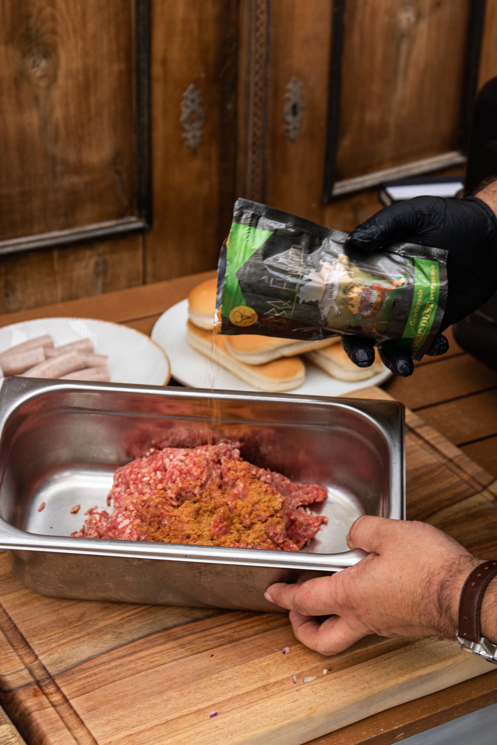 BBQ Eruption Magic Dust Vulcano Style Gewürz von Kitchen Bastards beim Würzen von Fleisch in der Küche zur Vorbereitung von BBQ-Gerichten