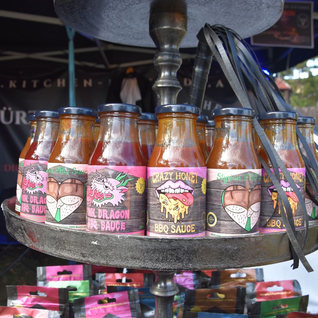 BBQ Saucen Probierpaket von Kitchen Bastards mit Crazy Honey, Pink Dragon, Styrian BBQ Sauce, Mango Tango und Big Bang Sauce aufgereiht