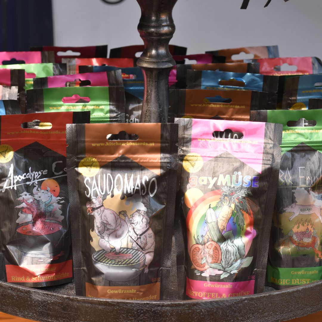 BBQ Bundle von Kitchen Bastards mit verschiedenen Gewürzmischungen und Saucen für Grillgerichte