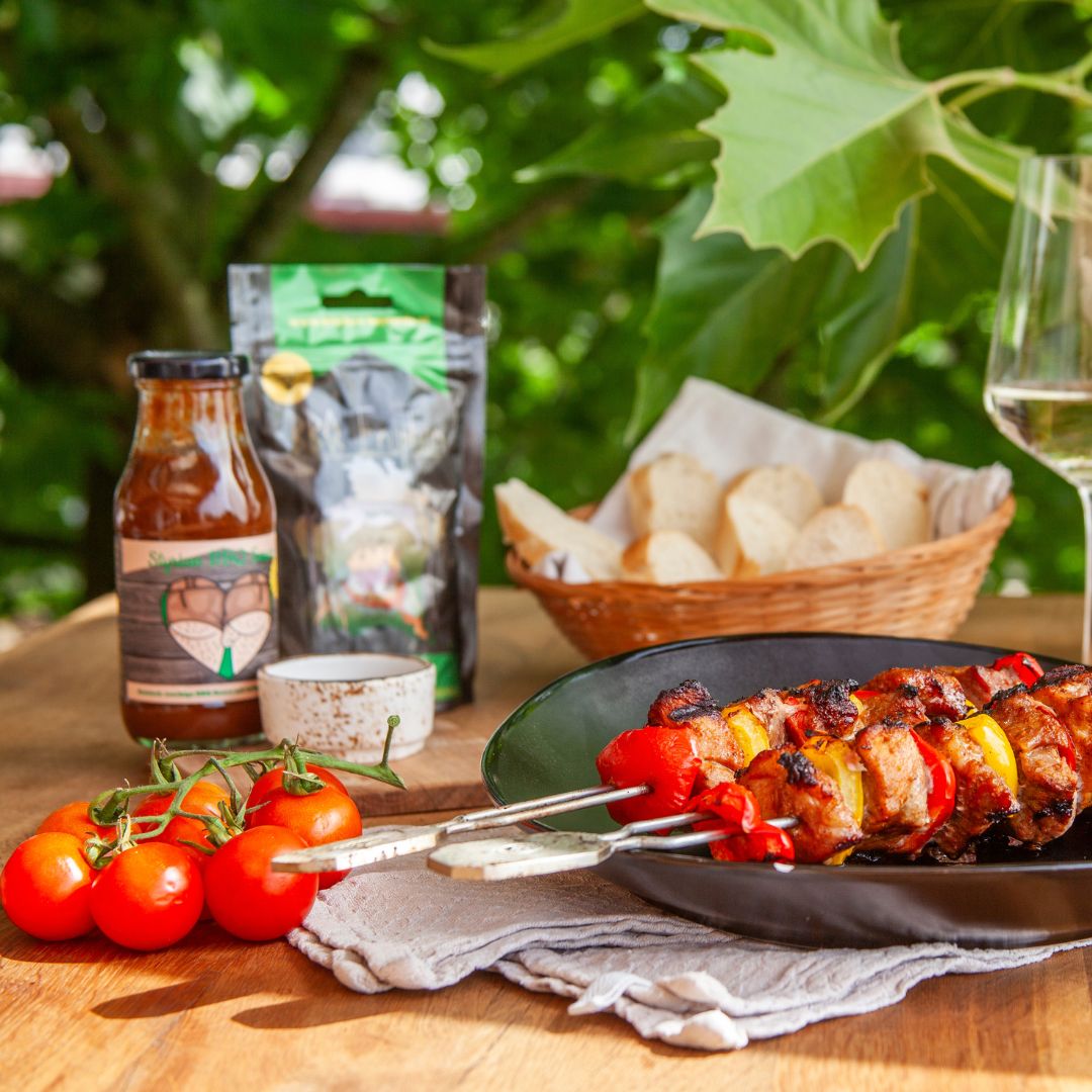 Styrian BBQ Sauce von Kitchen Bastards als Begleiter zu gegrilltem Fleisch, Brot und Gemüse, rauchige BBQ Sauce im steirischen Stil