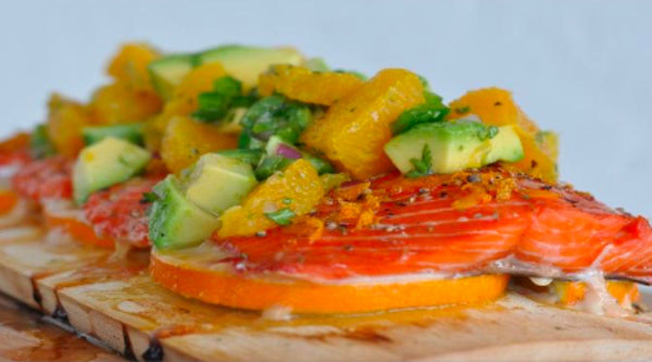 Geplankte Lachsforelle mit Orangen-Avocado-Salsa