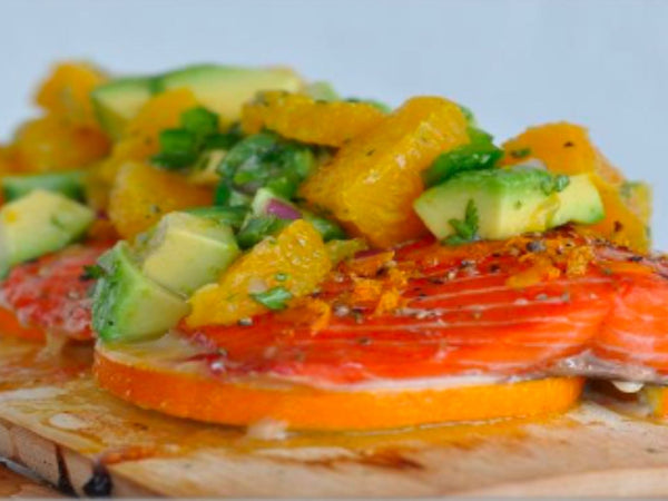 Geplankte Lachsforelle mit Orangen-Avocado-Salsa