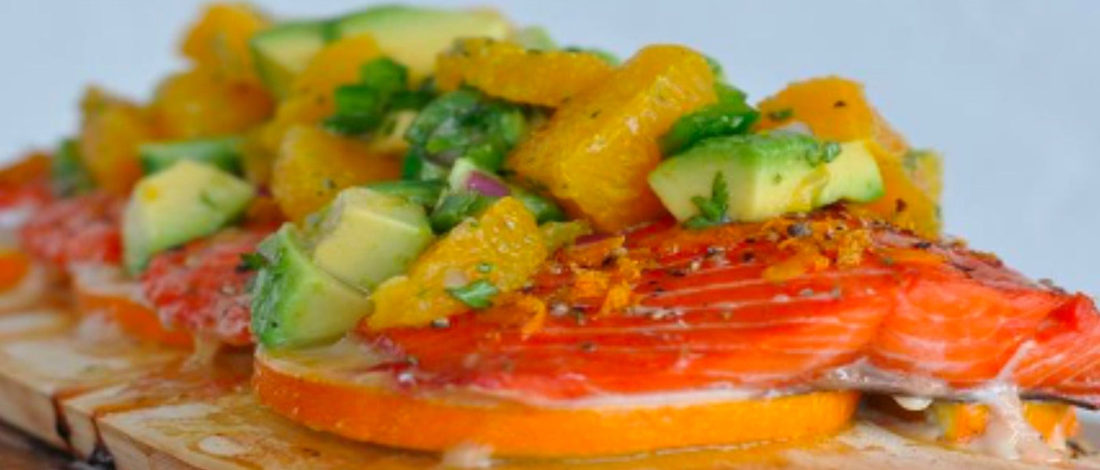Geplankte Lachsforelle mit Orangen-Avocado-Salsa