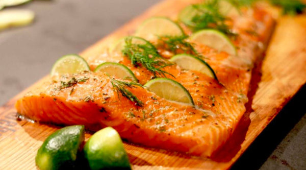 Lachs mit Limetten-Honig-Glasur von der Holzplanke
