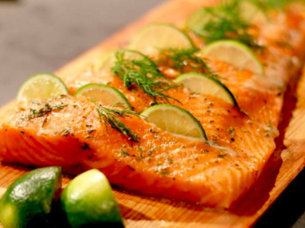 Lachs mit Limetten-Honig-Glasur von der Holzplanke