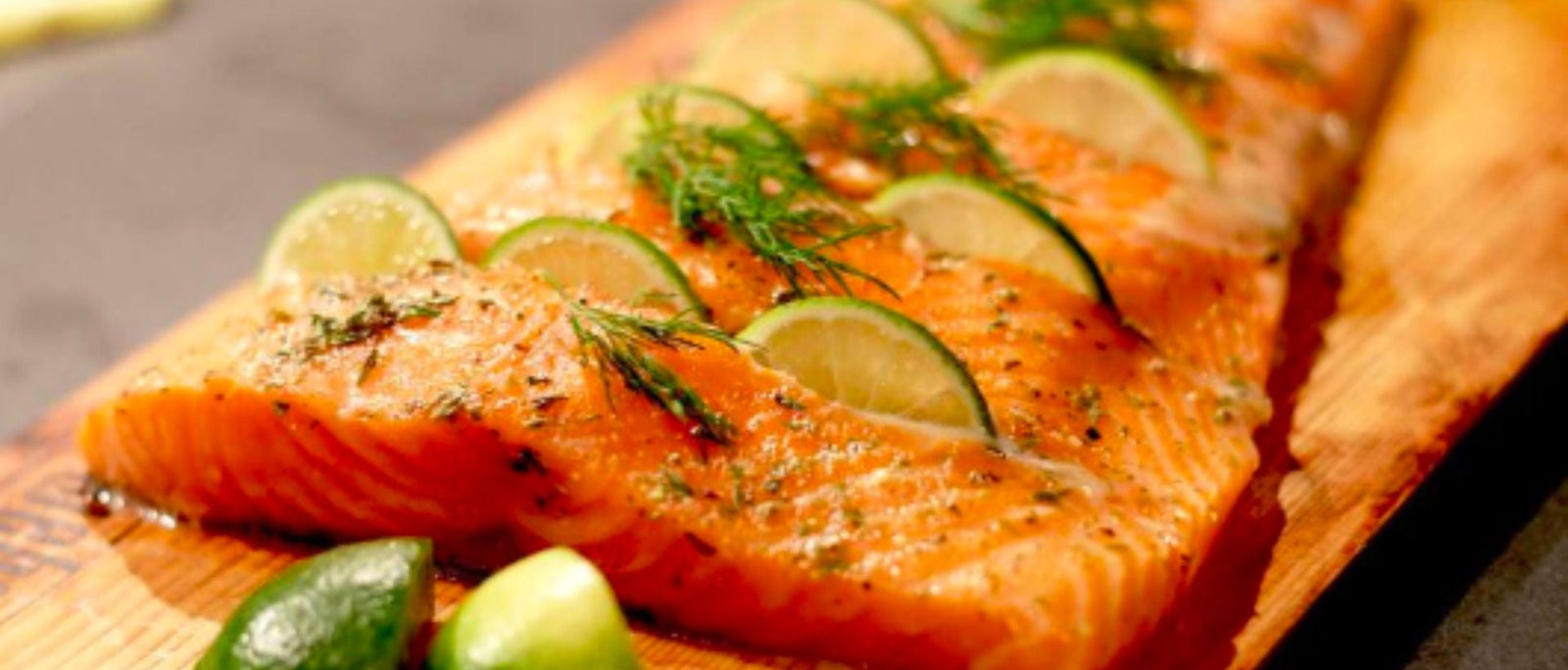 Lachs mit Limetten-Honig-Glasur von der Holzplanke