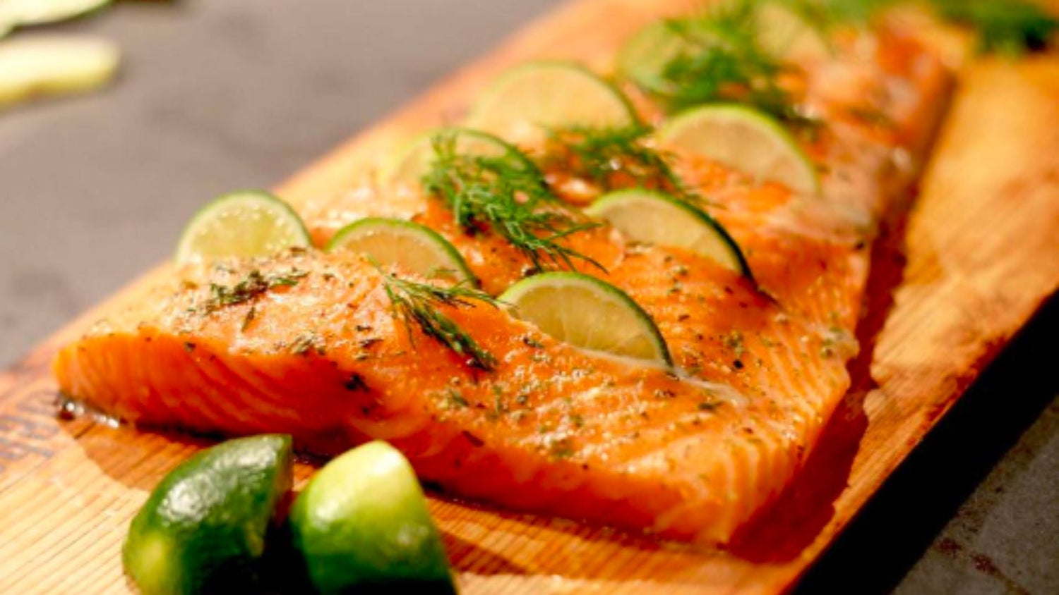 Lachs mit Limetten-Honig-Glasur von der Holzplanke