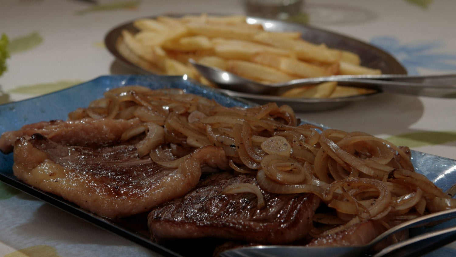 Steakstreifen mit karamellisierten Zwiebeln - Kitchen Bastards