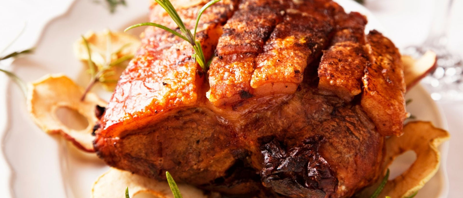 Knuspriger Schweinebauch – mit BBQ Gewürzen & Saucen von Kitchen Bastards
