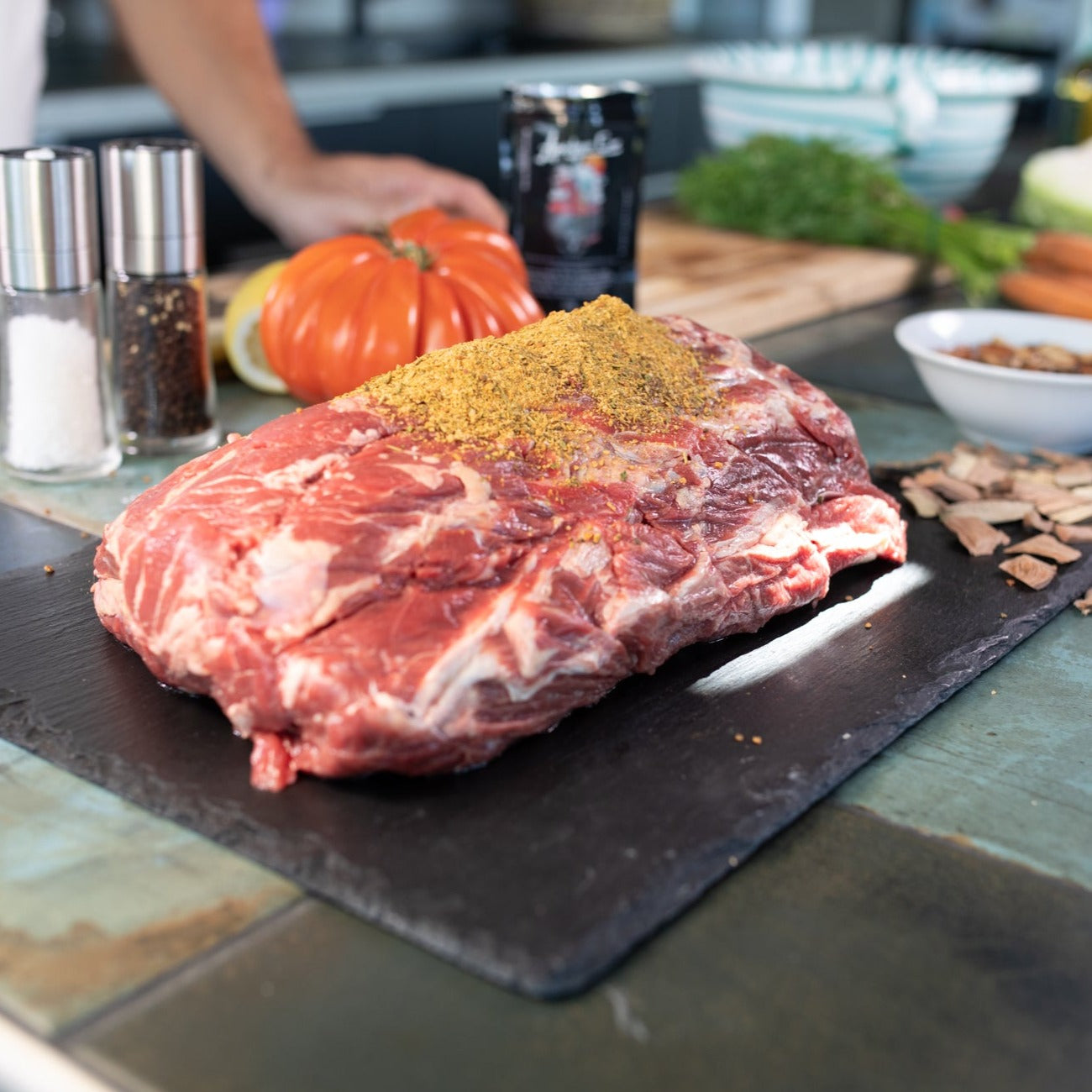 Apocalypse Cow Rindgewürz von Kitchen Bastards auf rohem Rindfleisch vor dem Grillen, Braten oder Schmoren