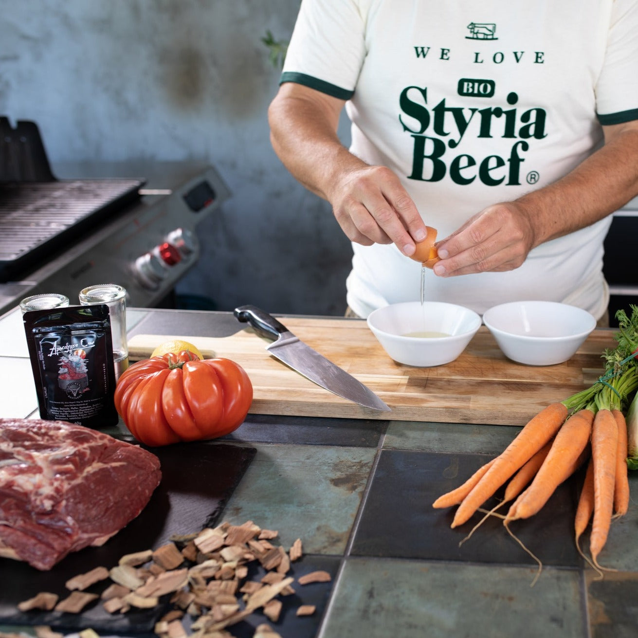 Apocalypse Cow Gewürz von Kitchen Bastards bei der Vorbereitung von Rindfleisch für Steaks, Burger oder Schmorgerichte