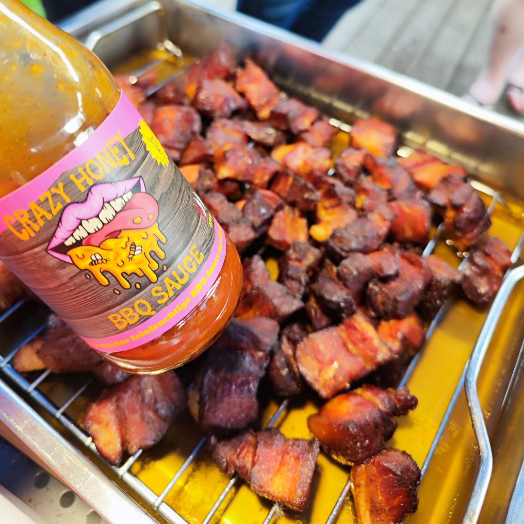Crazy Honey BBQ Sauce von Kitchen Bastards als Glasur auf gegrilltem Fleisch, süß-fruchtige Honig BBQ Sauce mit milder Schärfe für Grill und BBQ