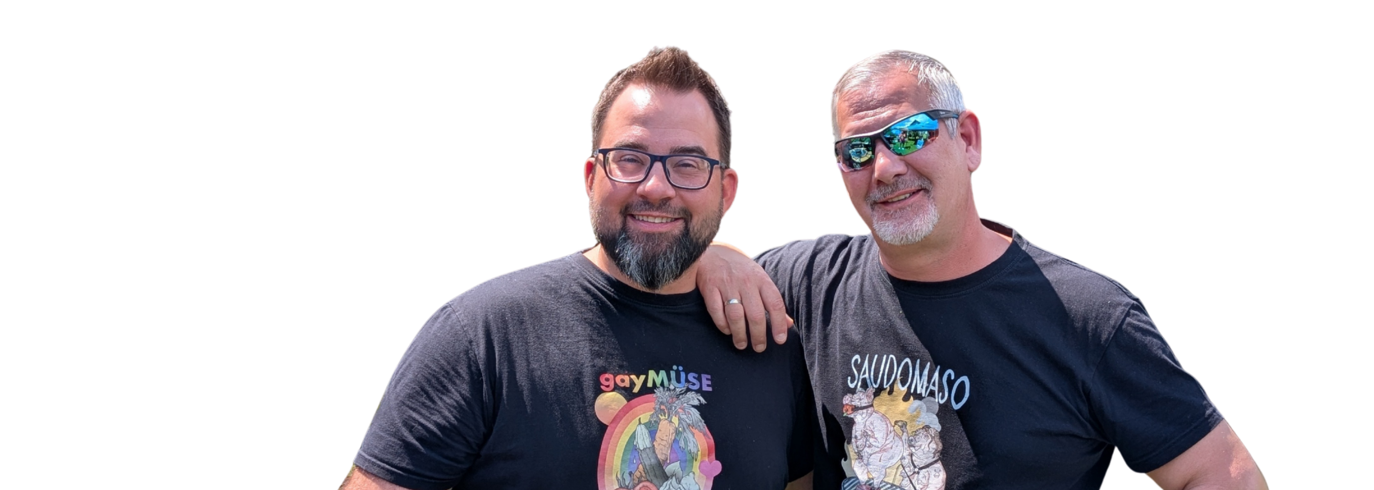 Zwei Gründer von Kitchen Bastards stehen nebeneinander und tragen T-Shirts mit Kitchen Bastards Gewürzdesigns