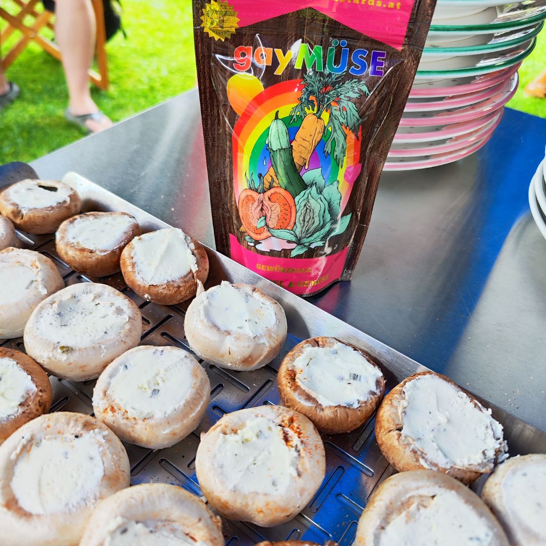 Gaymüse Kartoffel und Gemüse Gewürz von Kitchen Bastards auf gefüllten Champignons zur Zubereitung von würzigen Grill- und Ofengerichten