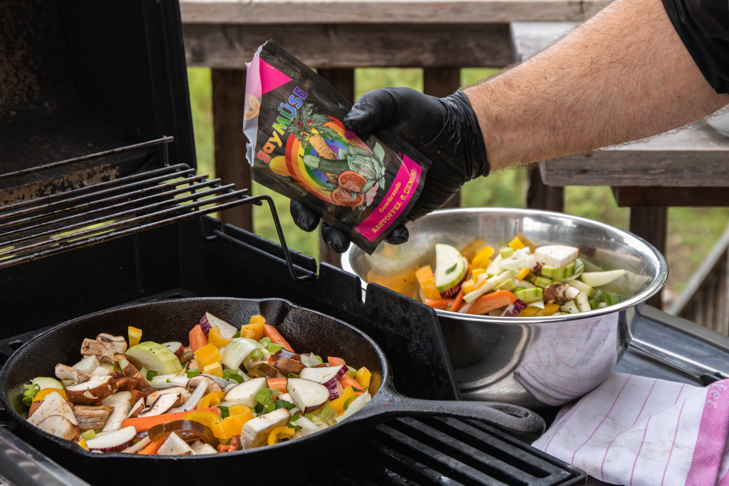 Gaymüse Kartoffel und Gemüse Gewürz von Kitchen Bastards beim Würzen von Gemüse auf dem Grill für aromatische vegetarische Beilagen