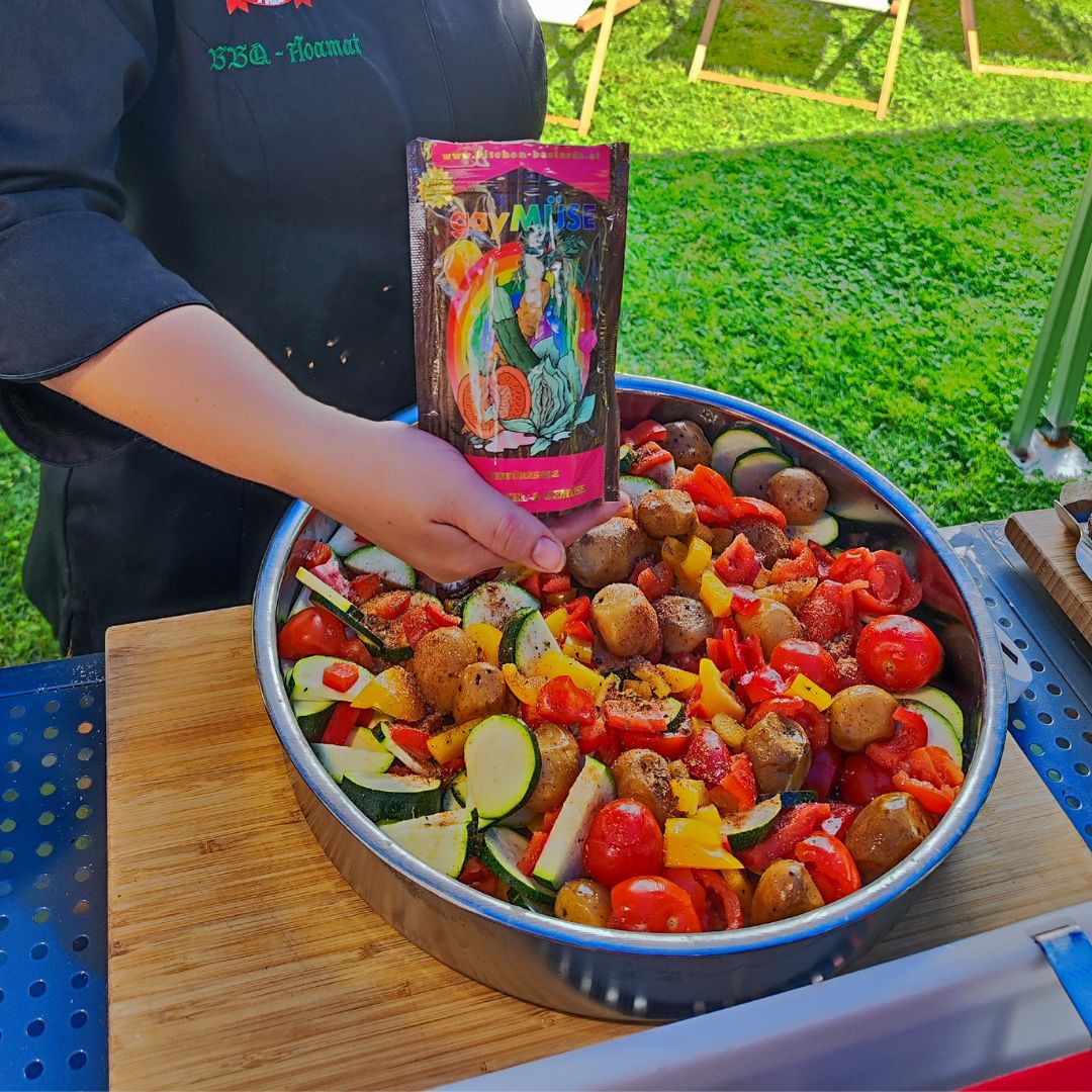Gaymüse Kartoffel und Gemüse Gewürz von Kitchen Bastards beim Verfeinern eines frischen Gemüsesalats als aromatische Beilage