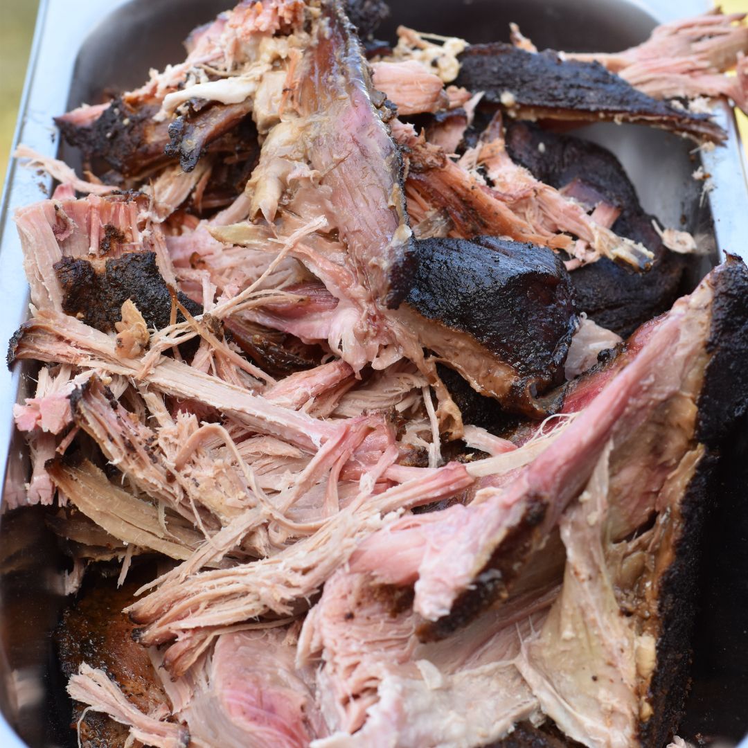 Saftig gezupftes Pulled Pork vom Grill gewürzt mit Saudomaso Magic Dust BBQ Gewürz für Schweinefleisch