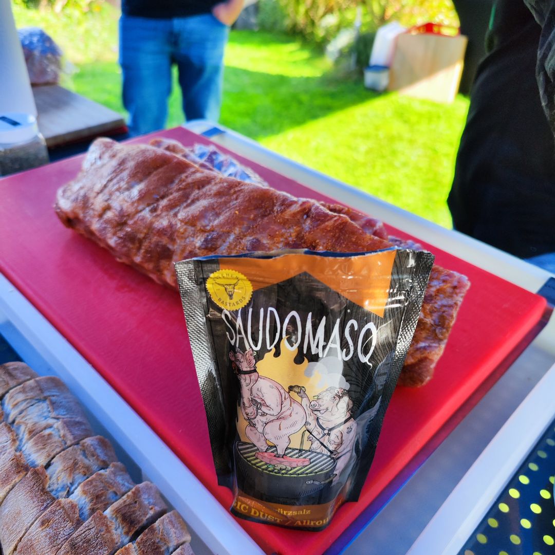 BBQ Vorbereitung mit Saudomaso Magic Dust Gewürz von Kitchen Bastards auf dem Grilltisch bei einer Grillveranstaltung