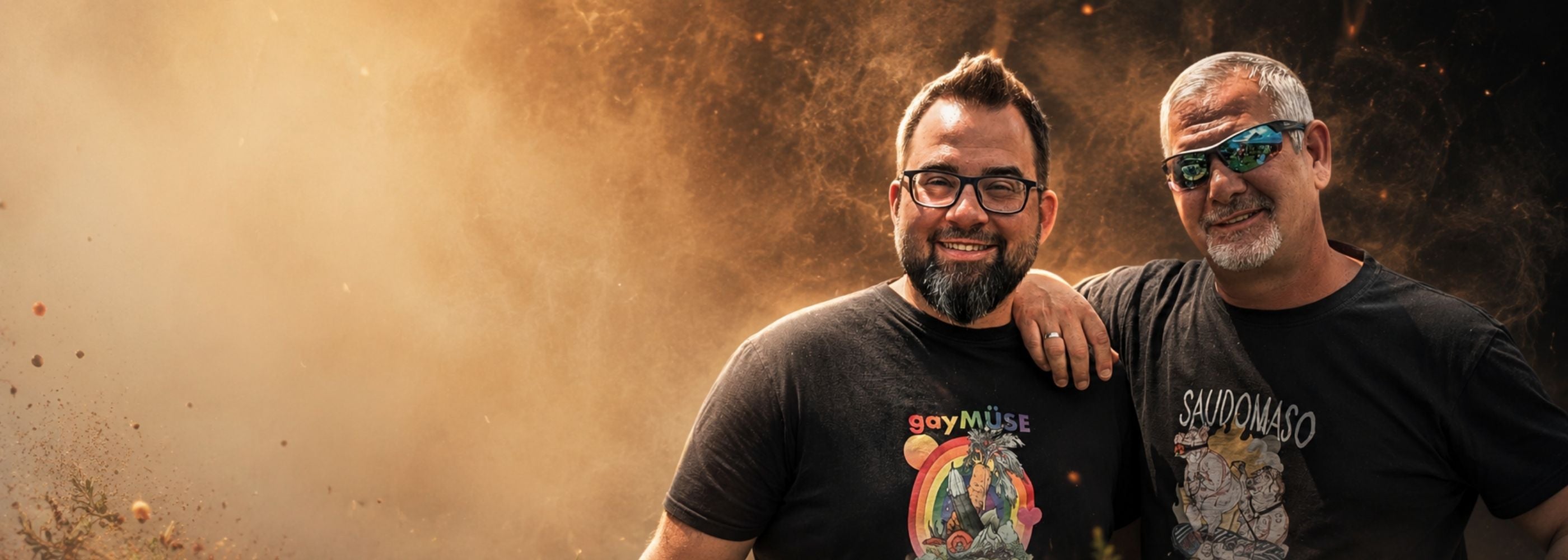 Zwei lachende Männer vor Rauch und Glut – das Kitchen Bastards Team